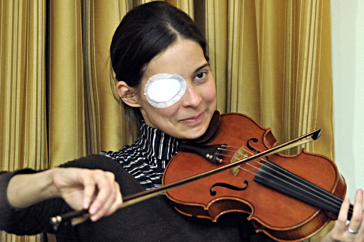 Chiara Corbella Petrillo gra na skrzypacach