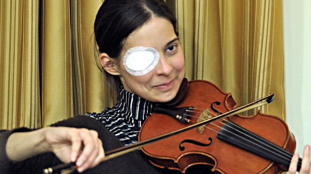 Chiara Corbella Petrillo gra na skrzypacach