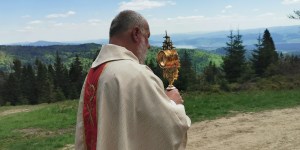 Procesja Bożego Ciała na wysokości 1300 metrów n.p.m. „Może jest i bliżej Boga” [GALERIA]