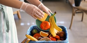 Chleb, owoce, wędliny&#8230; Jak wiele żywności marnują Polacy?