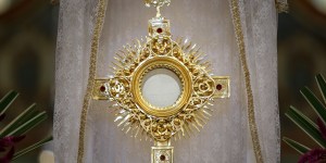 „Wiosna eucharystycznau0026#8221;? Widoczny wzrost zainteresowania adoracją