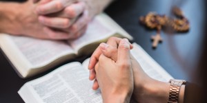 Nie umiesz modlić się Pismem Świętym? Oto rady, które przemienią twoją modlitwę