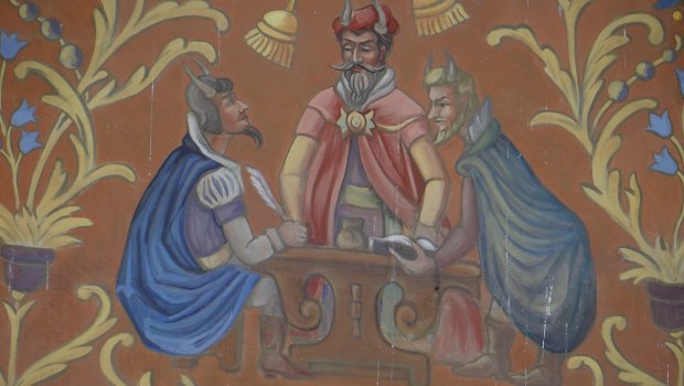 Fragment elewacji kamienicy Rynek 4 w Lublinie z przedstawieniem diabelskiego sądu