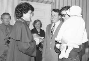 Zamiast księdza – urzędnik, zamiast chrzestnych – honorowi opiekunowie. „Świeckie chrzty” w PRL