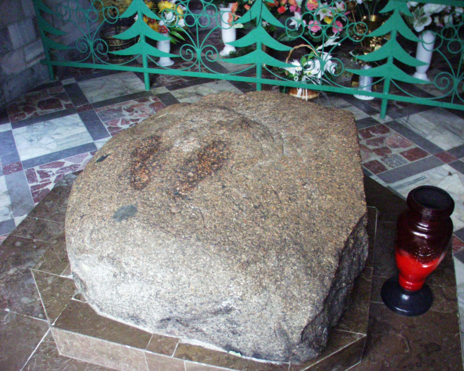 [GALERIA] 8 miejsc, w których święci, aniołowie i diabły mieli pozostawić swe odciski…