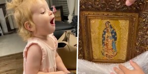 Aktor wręcza córeczce pamiątkę z podróży. Bezcenna reakcja 2-latki! [wideo]