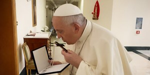 Niezwykły krzyż, który papież Franciszek ucałował przed swą operacją