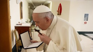 Niezwykły krzyż, który papież Franciszek ucałował przed swą operacją