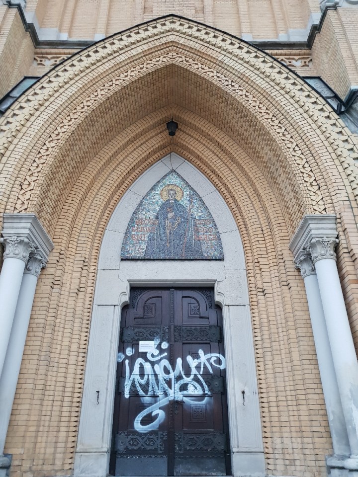 [GALERIA] Łódź: ślady odciśniętych dłoni i pomalowane drzwi katedry