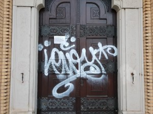 Łódź: ślady odciśniętych dłoni i pomalowane drzwi katedry