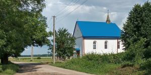 Ma 80 lat i z własnej emerytury remontuje kościół. Świątynia będzie pod wezwaniem św. Jana Pawła II