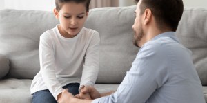 Jak rozmawiać z dzieckiem o zagrożeniach? Jak rozpoznać, że zostało skrzywdzone? [wywiad]