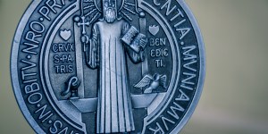 Medalik św. Benedykta nie jest amuletem, który chroni nas od złych mocy…