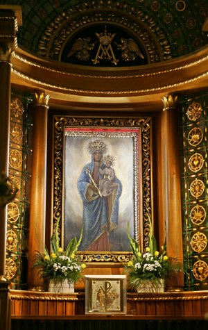 Według tradycji Maryja objawiła się tu dziewczynce. Matka Boża ze Szczyrku