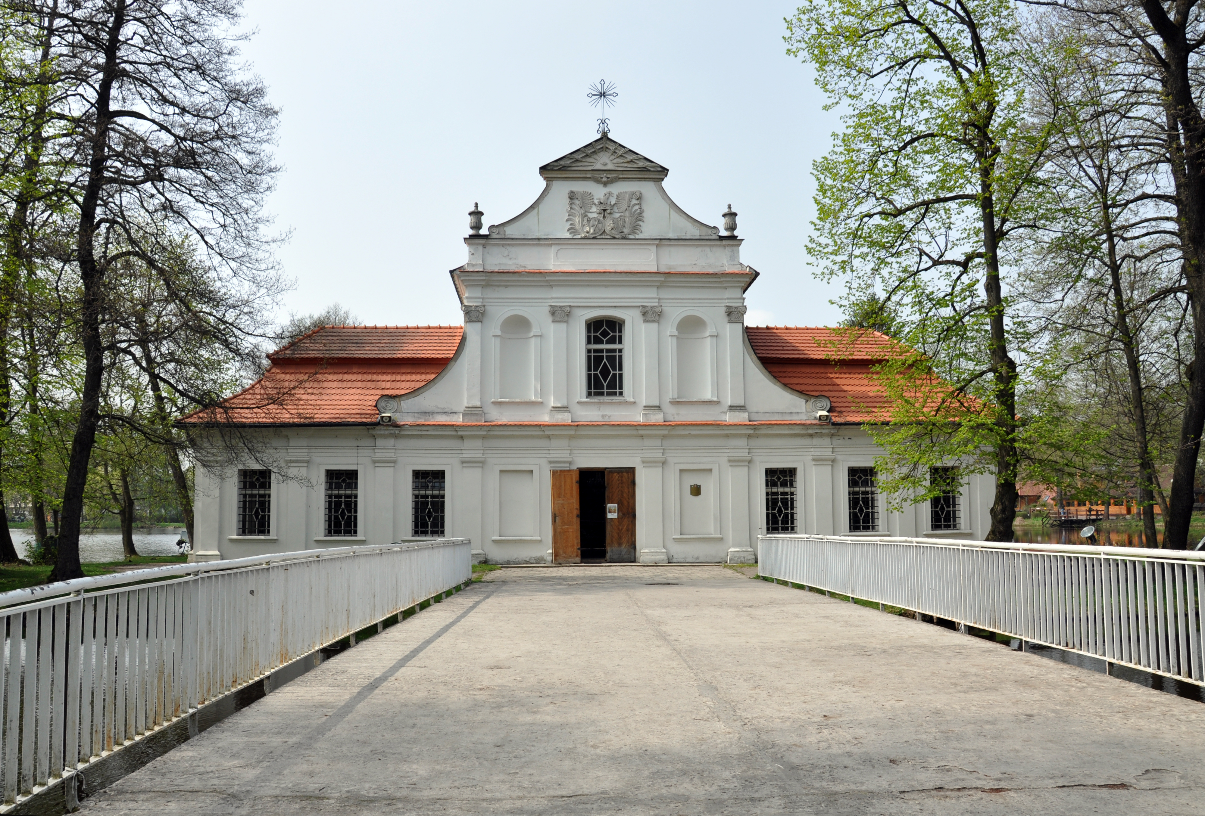 Polskie kościoły i kaplice… na wodzie. 10 miejsc wartych odwiedzenia