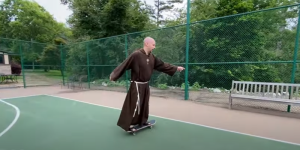 Poznaj franciszkanina, który wymiata na deskorolce