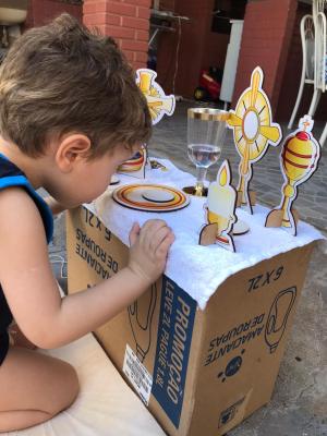 Czteroletni chłopiec bawi się w mszę, zna wielu świętych i zadziwia nawet rodziców!