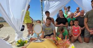 Klęczą i adorują Jezusa na plaży. Inicjatywa, która przyciąga młodych nawet w wakacje