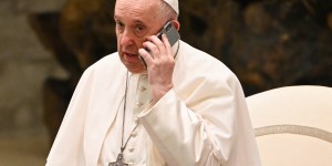 &#8220;Miałam wrażenie, że rozmawiam z przyjacielem&#8221;. Papież Franciszek zadzwonił do rodziny zastępczej