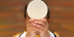 Trudno ci się modlić podczas mszy? Te modlitwy wzbogacą każdą Eucharystię