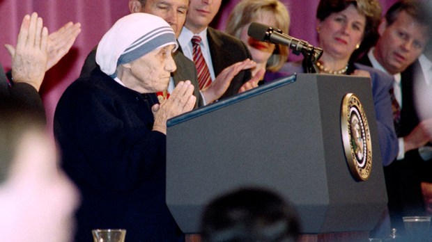 WEB3-MOTHER-TERESA-PRESIDENT-BILL-CLINTON-AFP-000_F67YX.jpg