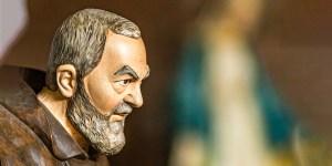 &#8222;Moja prawdziwa misja zacznie się po mojej śmierci&#8221; – mawiał o. Pio. Możesz śmiało poprosić go o pomoc! [modlitwy]
