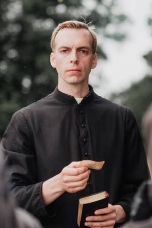 Tau w teledysku do filmu “Wyszyński – zemsta czy przebaczenie”. Zobacz niepublikowane sceny z produkcji