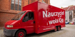 Food truck zamieniony w kaplicę. Mobilne Oratorium Uwielbienia ewangelizuje w podróży [GALERIA]