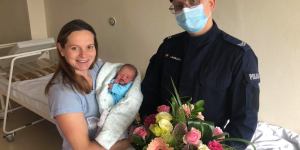 „Dziecko zaczęło się krztusić, on je klepnął”. Policjant odebrał poród w Kozienicach