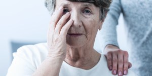 Moja mama żyje, ale Alzheimer odebrał jej tożsamość [reportaż]