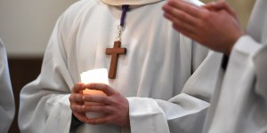 Około 3 tys. duchownych dopuściło się czynów pedofilnych: raport z Francji