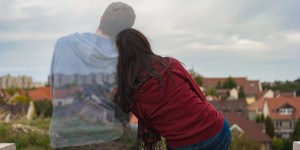 Jak utrzymać kontakt z ukochanymi zmarłymi? Katolickie sposoby, możliwości i obowiązki