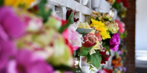 „Nie zalewajmy naszych cmentarzy sztucznymi kwiatami!”. Diecezja radomska wystosowała apel