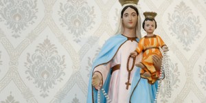 Dlaczego Maryja regularnie przypomina o odmawianiu różańca, a nie o chodzeniu na mszę?