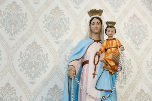 Dlaczego Maryja regularnie przypomina o odmawianiu różańca, a nie o chodzeniu na mszę?