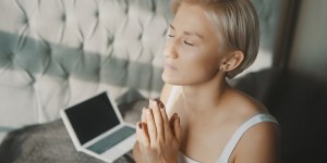Albo modlitwa, albo praca? Praktykowanie Bożej obecności może przełamać ten podział