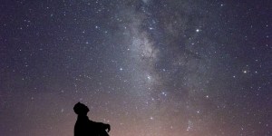 Czy wiara stoi w sprzeczności z nauką? „Bóg nie jest wielkim zegarmistrzem!” [wywiad]