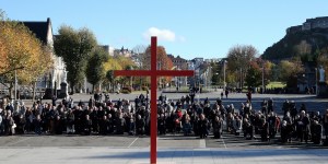 Odpowiedzialność instytucjonalna i sprzedaż majątku. Jak Kościół we Francji zadośćuczyni ofiarom nadużyć?