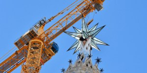 Sagrada Familia ukoronowana. Bazylika doczekała się maryjnej gwiazdy na wieży [GALERIA]