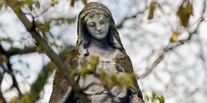 Oblewał figurę Matki Bożej nieczystościami. Sprawca wielokrotnych profanacji ujęty przez policję