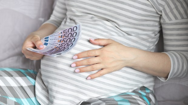 Kobieta w ciąży liczy pieniądze