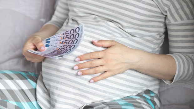 Kobieta w ciąży liczy pieniądze