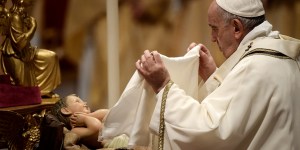 Franciszek w trakcie pasterki: &#8222;Powróćmy do Betlejem, bądźmy Kościołem adorującym, ubogim i braterskim&#8221;