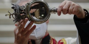 Wszystko, co powinieneś wiedzieć o cudzie przemiany krwi św. Januarego w formę płynną