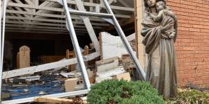 „Oferty pomocy napływają do nas z całego świata!” Figura Maryi z Dzieciątkiem przetrwała tornado