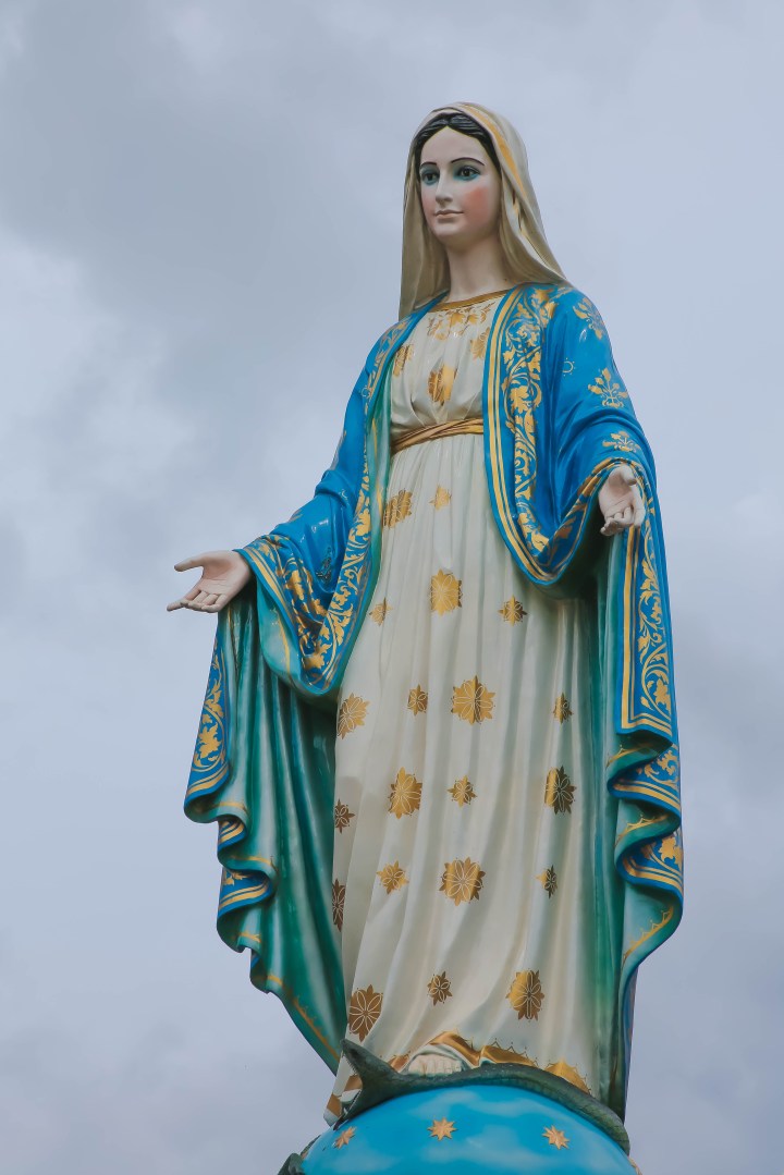 [GALERIA] Jak ubiera się Maryja? Przegląd strojów Matki Bożej na podstawie objawień uznanych przez Kościół