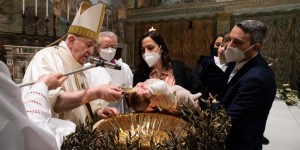 Papież do rodziców i chrzestnych: strzeżcie tożsamości chrześcijańskiej waszych dzieci