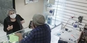 Myślała, że ma zepsuty telefon&#8230; Pracownik serwisu nie mógł powstrzymać wzruszenia [wideo]