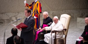 Świecki mężczyzna i siostra zakonna zastąpili prałatów w trakcie audiencji generalnej papieża Franciszka