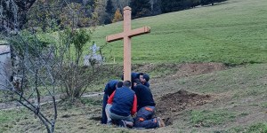 Młodzi Francuzi łączą siły, by odnawiać krzyże. u0026#8222;To ma na nas głęboki wpływu0026#8221; [zdjęcia]